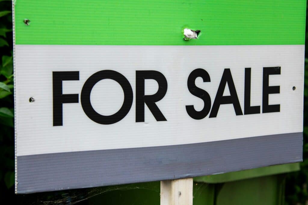 Letrero de casa en venta frente a una casa en Colorado